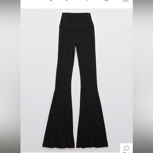 Aerie high waisted crossover rib super-flare leggings in black. Size S.